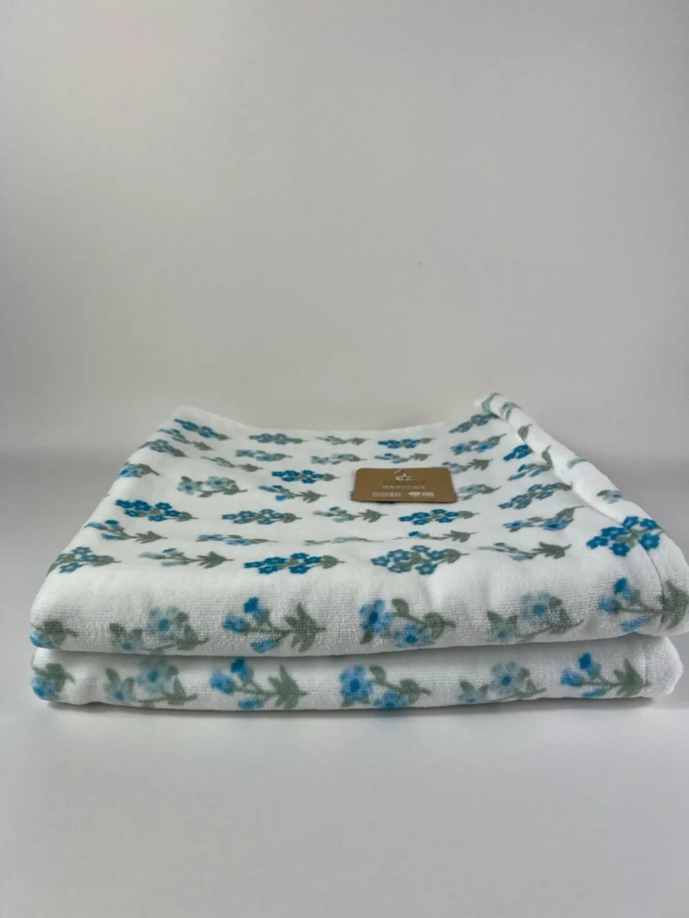 Deborah Connolly Bath Towels Blue White Floral Cotton Velour Set of 2 NEW